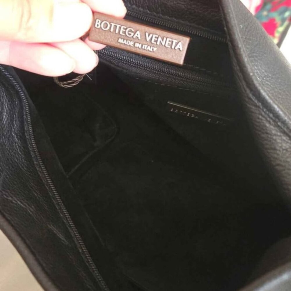 Preowned Veneta Solid Black Leather Shoulder Bag - image 5